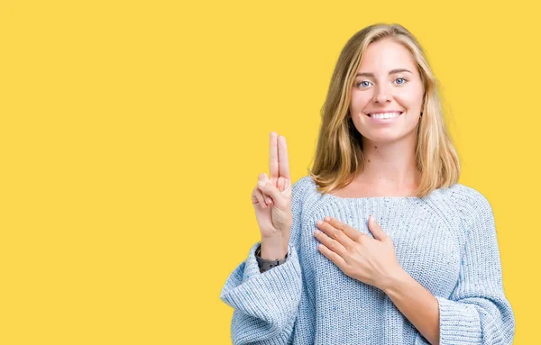 Mulher Bonita Vestindo Camisola Azul Sobre Fundo Isolado Jurando Com — Fotografia de Stock