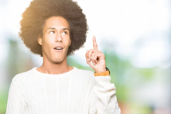 Молодий Афроамериканець Людиною Афро Волосся Носити Взимку Светр Вказівним Пальцем — стокове фото