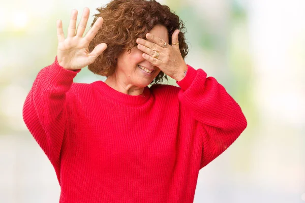 Bella Mezza Ager Anziana Donna Maglione Rosso Inverno Sfondo Isolato — Foto Stock