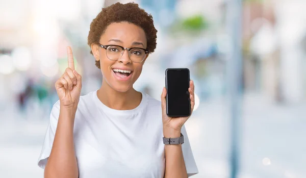 Young African American Woman Showing Smartphone Screen Isolated Background Surprised — Stock Photo, Image