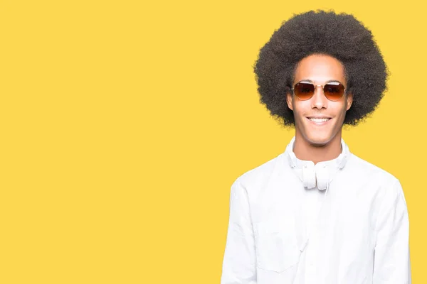 Giovane Uomo Afro Americano Con Capelli Afro Indossare Occhiali Sole — Foto Stock