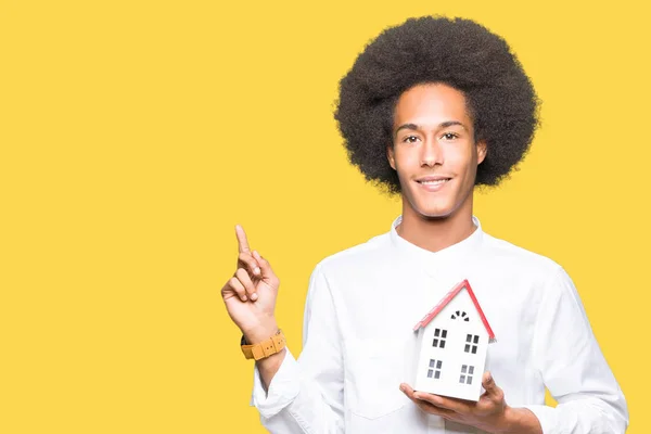 Jonge Afro Amerikaanse Man Met Afro Haar Huis Graag Wijzen — Stockfoto