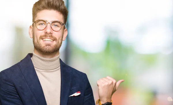 Jovem Homem Negócios Bonito Usando Óculos Sorrindo Com Rosto Feliz — Fotografia de Stock