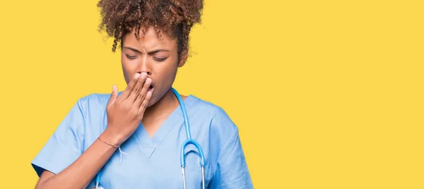 Junge Afrikanisch Amerikanische Ärztin Über Isoliertem Hintergrund Gelangweilt Gähnend Müden — Stockfoto