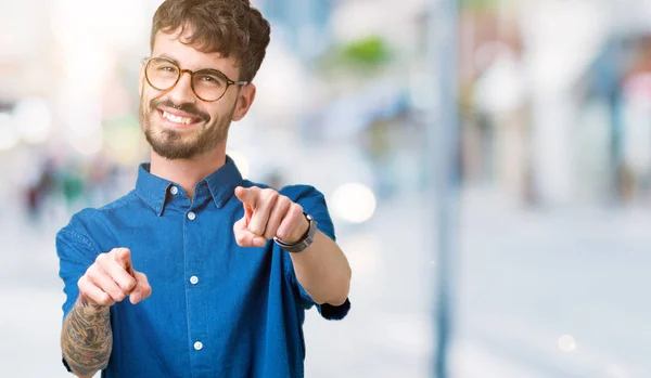 Jonge Knappe Man Dragen Bril Geïsoleerde Achtergrond Pointing Aan Camera — Stockfoto