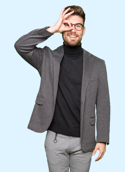 Mladý Pohledný Obchodní Muž Nosíš Brýle Dělají Gesto Úsměvem Ruku — Stock fotografie