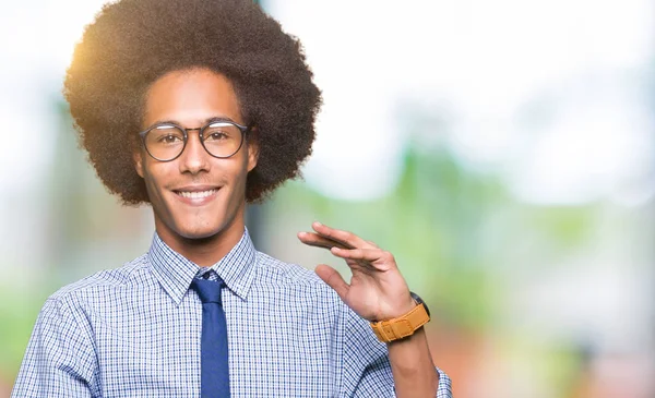 Young African American Business Man Afro Hair Wearing Glasses Gesturing — Stock Photo, Image