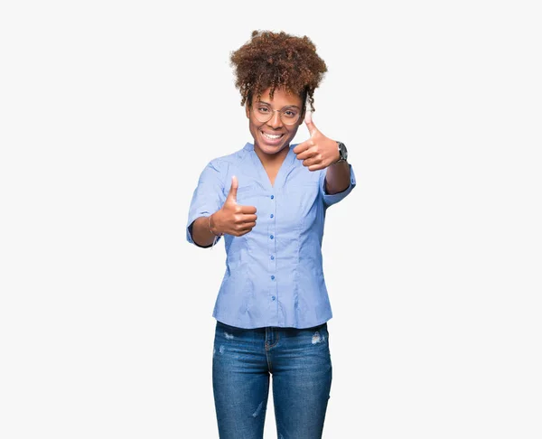 Gyönyörű Fiatal Afro Amerikai Üzletasszony Elszigetelt Háttér Jóváhagyásáról Fel Mosolyogva — Stock Fotó