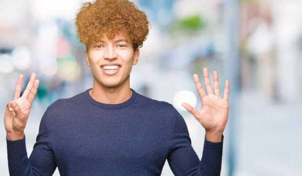 Mladý Pohledný Muž Afro Vlasy Ukazovat Ukázal Prsty Číslo Osm — Stock fotografie