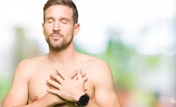 Bello Uomo Senza Camicia Che Mostra Petto Nudo Sorridente Con — Foto Stock