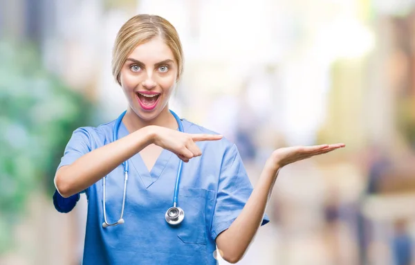 Joven Hermosa Doctora Rubia Cirujana Enfermera Sobre Fondo Aislado Sorprendida —  Fotos de Stock