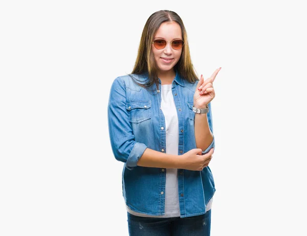 Joven Hermosa Mujer Caucásica Con Gafas Sol Sobre Fondo Aislado — Foto de Stock