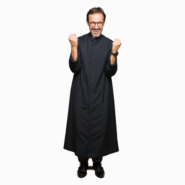 Medelålders Präst Man Klädd Katolska Robe Firar Överraskad Och Förvånad — Stockfoto