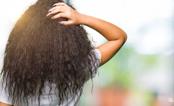 Joven Hermosa Chica Con Pelo Rizado Usando Casual Blanco Camiseta —  Fotos de Stock