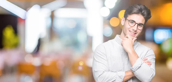 Joven Hombre Guapo Con Gafas Sobre Fondo Aislado Mirando Con — Foto de Stock