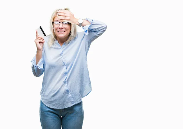 Ung Vacker Blond Affärskvinna Hålla Kreditkort Över Isolerade Bakgrund Stressad — Stockfoto