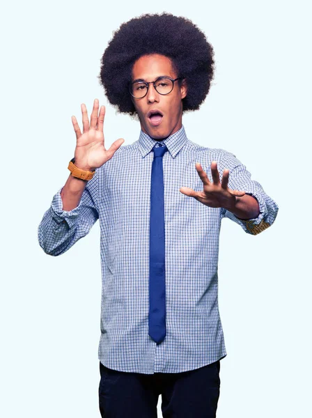 Jonge Afro Amerikaanse Zakenman Met Afro Haar Bril Bang Doodsbang — Stockfoto