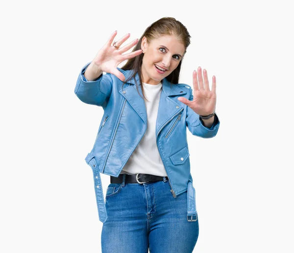 Mooie Middenleeftijd Volwassen Vrouw Dragen Mode Lederen Jas Geïsoleerd Background — Stockfoto