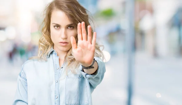 Hermosa Joven Rubia Sobre Fondo Aislado Haciendo Dejar Cantar Con —  Fotos de Stock