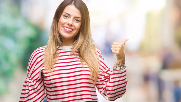 Junge Schöne Frau Lässig Gestreift Winterpullover Über Isoliertem Hintergrund Lächelnd — Stockfoto