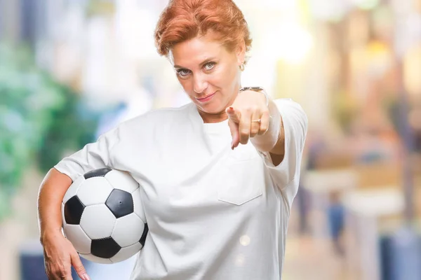 Атрактив Старшая Белая Рыжая Женщина Держит Футбольный Мяч Изолированном Фоне — стоковое фото