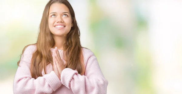 Giovane Bella Donna Bruna Indossa Maglione Invernale Rosa Sfondo Isolato — Foto Stock