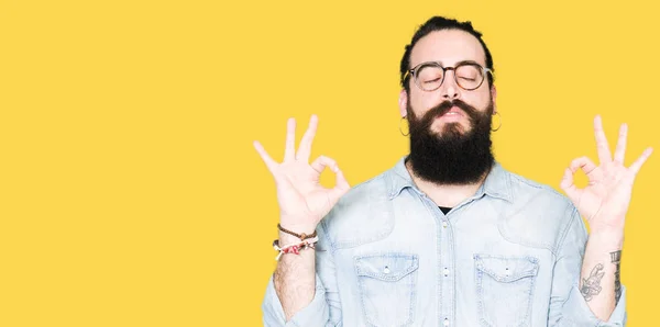 Pemuda Hipster Dengan Rambut Panjang Dan Jenggot Memakai Kacamata Santai — Stok Foto