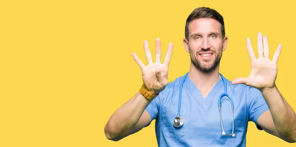 英俊的医生穿医疗制服在孤立的背景显示和手指指向 同时微笑着自信和快乐 — 图库照片