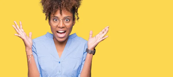 Mooie Jonge Afro Amerikaanse Zakenvrouw Geïsoleerd Achtergrond Vieren Gek Verbaasd — Stockfoto