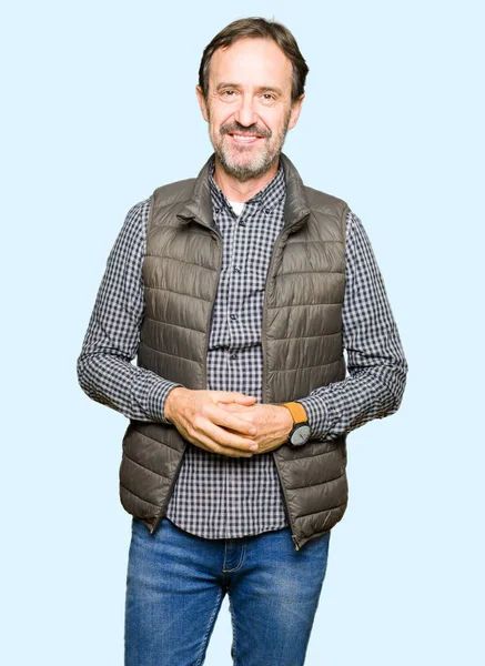 Moyen Age Bel Homme Vêtu Gilet Hiver Les Mains Ensemble — Photo