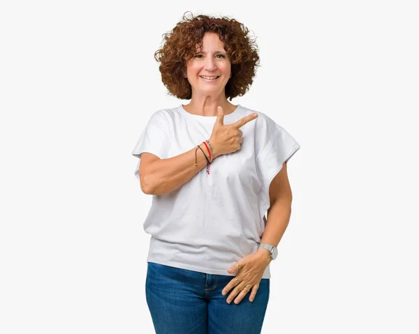 Mulher Sênior Bonita Meio Ager Vestindo Shirt Branca Sobre Fundo — Fotografia de Stock