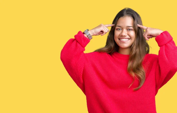 Mujer Morena Hermosa Joven Vistiendo Suéter Rojo Invierno Sobre Fondo —  Fotos de Stock