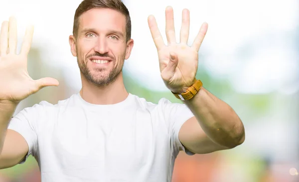 Schöner Mann Lässigem Weißem Shirt Der Mit Den Fingern Nummer — Stockfoto