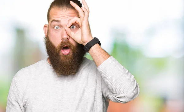 Junger Blonder Mann Lässigem Pullover Der Mit Überraschtem Gesicht Und — Stockfoto