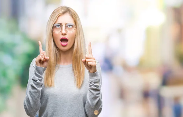 Giovane Bella Donna Bionda Che Indossa Occhiali Sfondo Isolato Stupito — Foto Stock