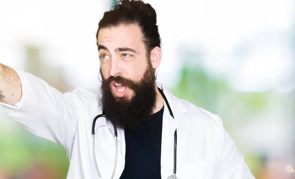 Doctor Long Hair Wearing Medical Coat Stethoscope Pointing Finger Surprised — Stock Photo, Image