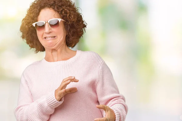 Mooie Midden Ager Senior Vrouw Roze Trui Zonnebril Dragen Geïsoleerde — Stockfoto