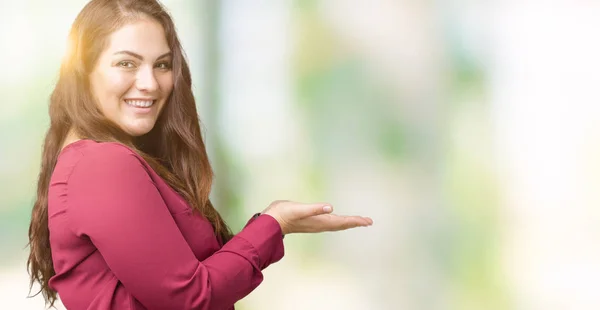 Mooie Grootte Jonge Vrouw Geïsoleerde Achtergrond Wijst Naar Kant Met — Stockfoto