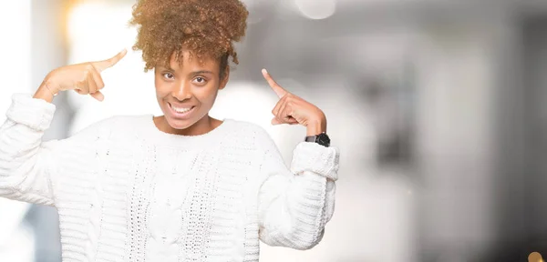 Linda Jovem Afro Americana Vestindo Camisola Inverno Sobre Fundo Isolado — Fotografia de Stock