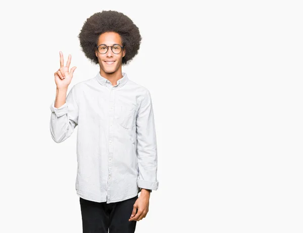 非洲青年美国男子戴着非洲头发戴眼镜 一边微笑着自信和快乐 一边用手指三指着 — 图库照片