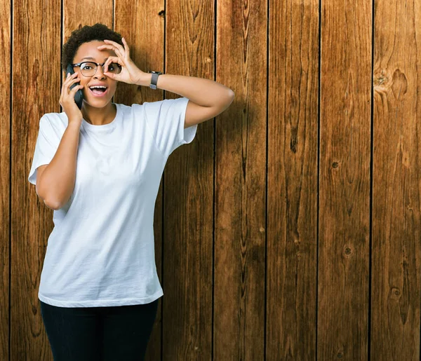 Joven Mujer Afroamericana Hablando Por Teléfono Sobre Fondo Aislado Con — Foto de Stock