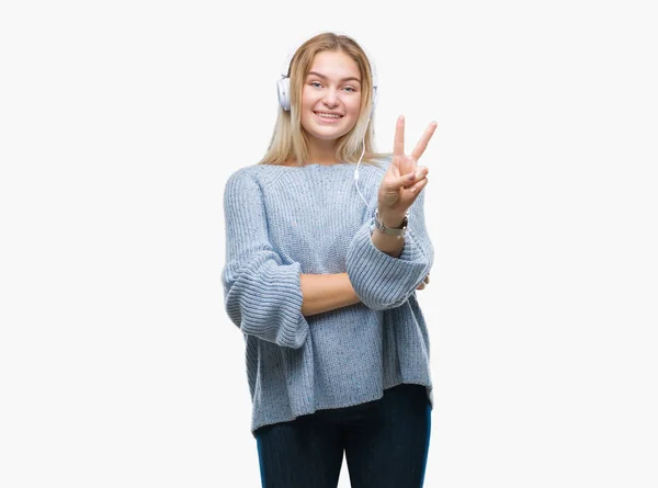 Giovane Donna Caucasica Ascoltare Musica Indossando Cuffie Sfondo Isolato Sorridente — Foto Stock