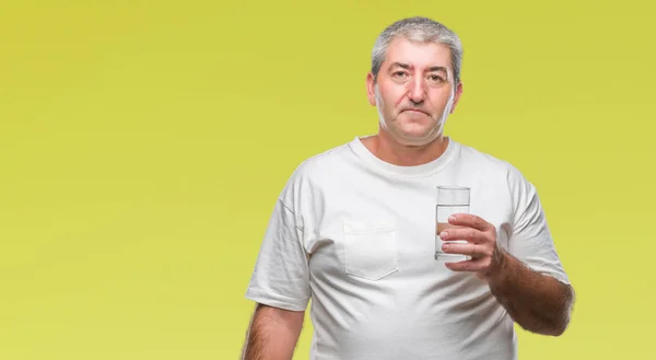 Schöner Älterer Mann Trinkt Ein Glas Wasser Über Isoliertem Hintergrund — Stockfoto