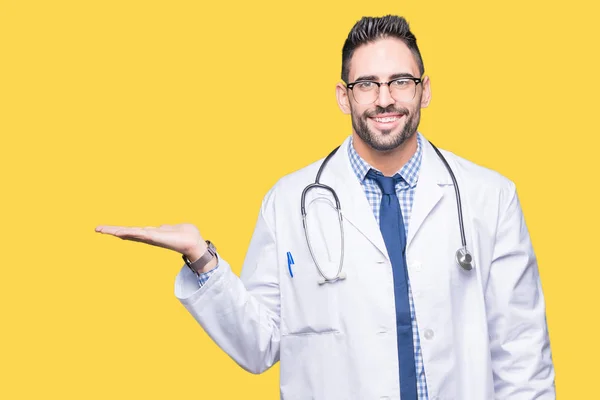Schöner Junger Arzt Mann Über Isoliertem Hintergrund Lächelnd Fröhlich Präsentiert — Stockfoto