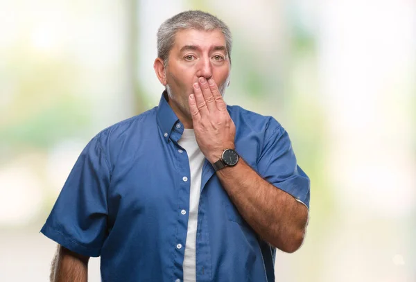 Bonito Homem Idoso Sobre Fundo Isolado Entediado Bocejo Cansado Cobrindo — Fotografia de Stock