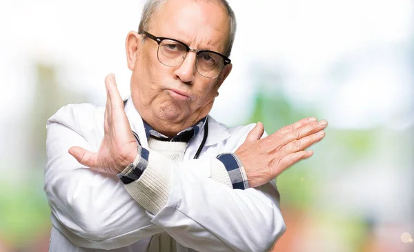 Hombre Guapo Médico Senior Con Abrigo Médico Expresión Rechazo Cruzando — Foto de Stock