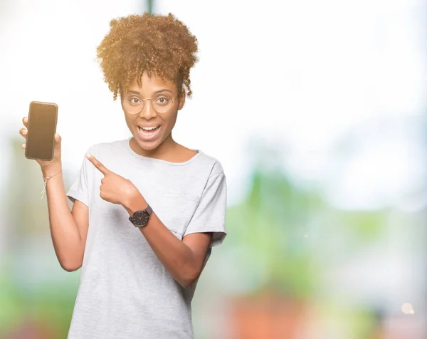 Junge Afrikanisch Amerikanische Frau Zeigt Smartphone Bildschirm Über Isoliertem Hintergrund — Stockfoto