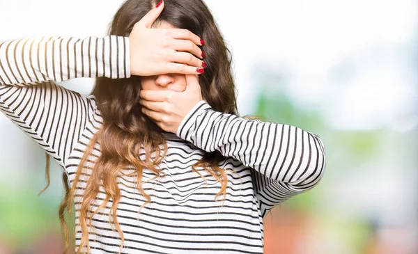 Ung Vacker Kvinna Som Bär Ränder Tröja Som Täcker Ögonen — Stockfoto