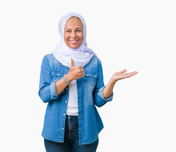 Araberin Mittleren Alters Trägt Arabischen Hijab Über Isoliertem Hintergrund Zeigt — Stockfoto