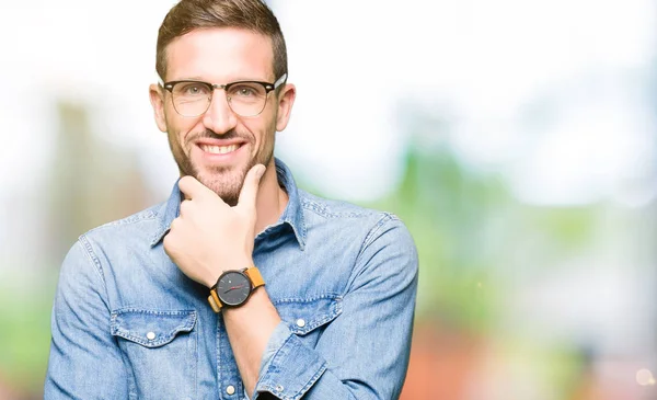 Schöner Mann Mit Brille Der Selbstbewusst Die Kamera Blickt Mit — Stockfoto